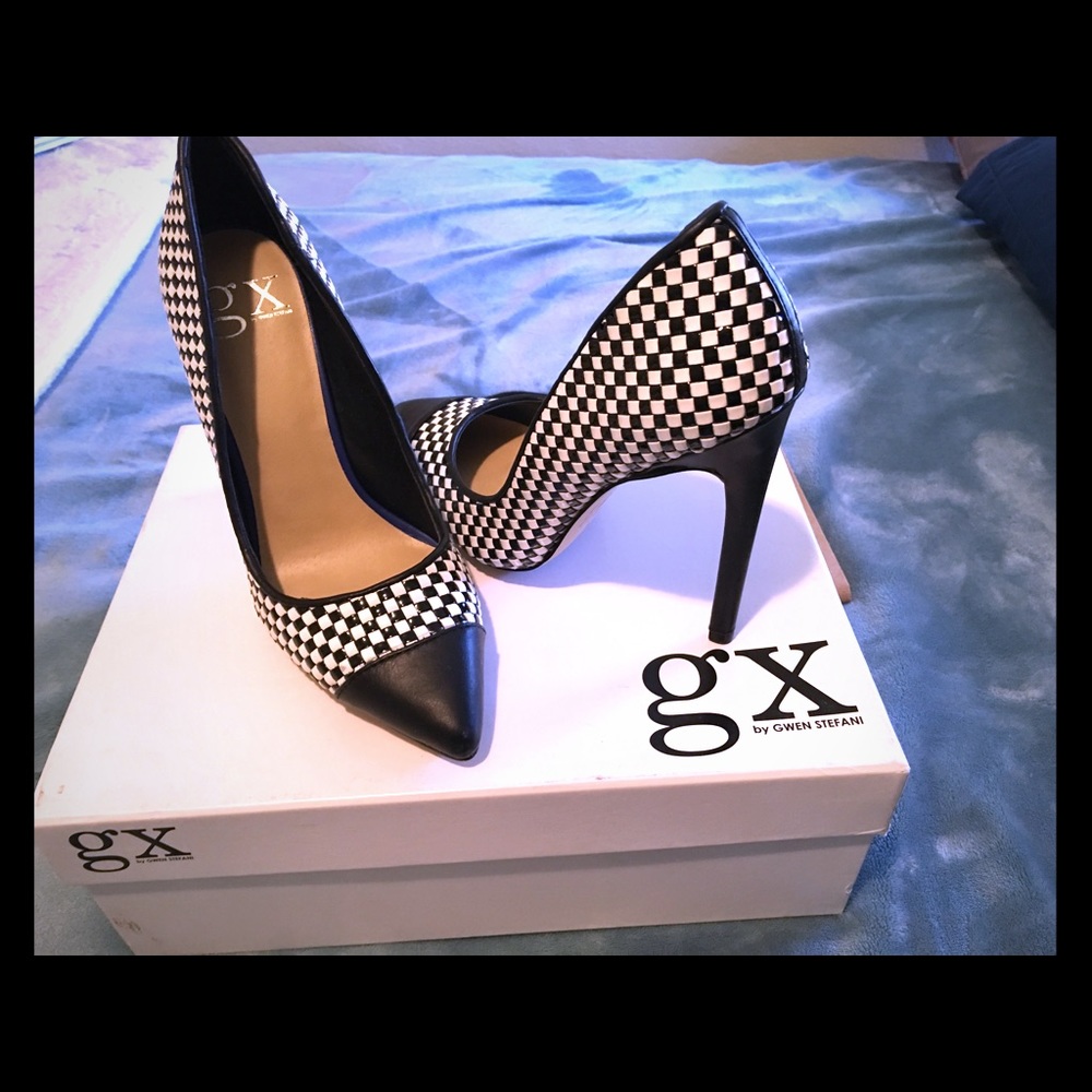 Gx black and white pumps